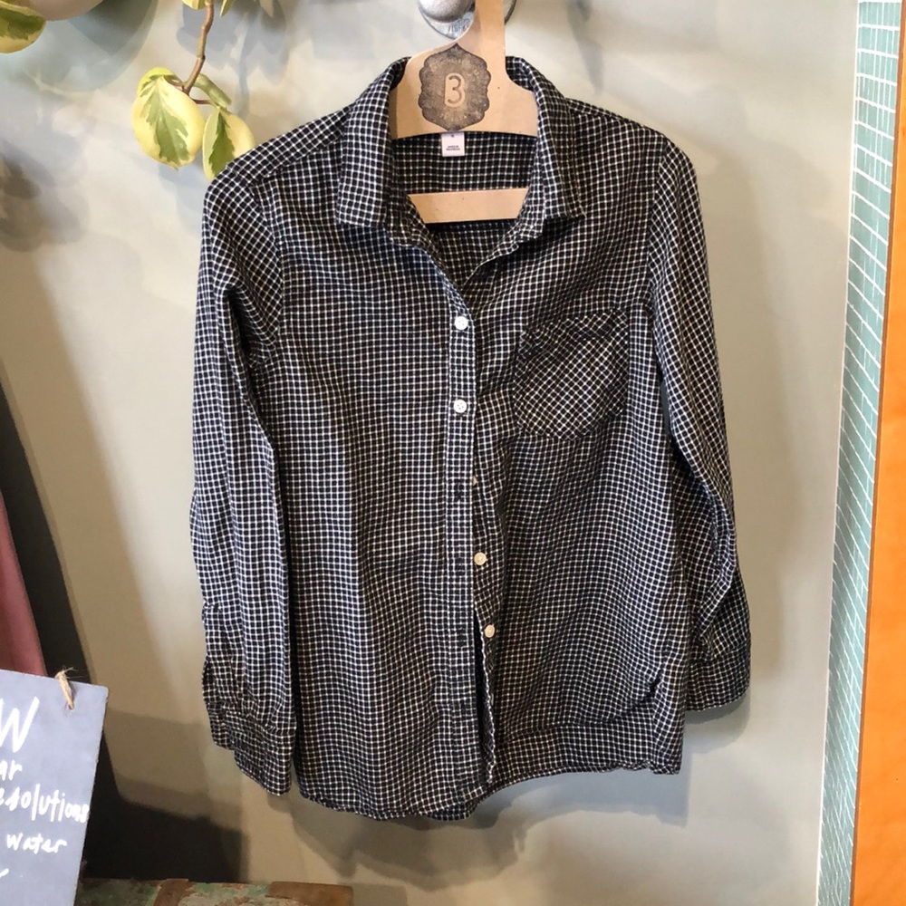 Old Navy Women’s Black and White plaid shirt